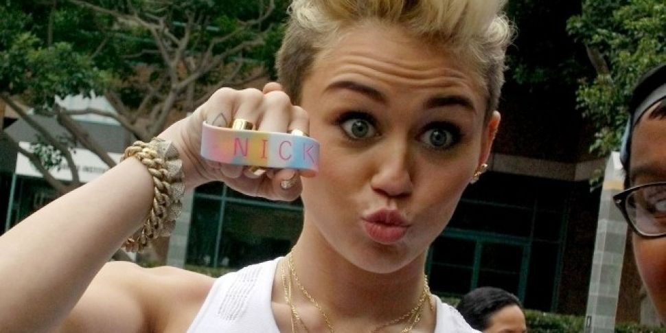 Miley Sends Ex's Clothes t...