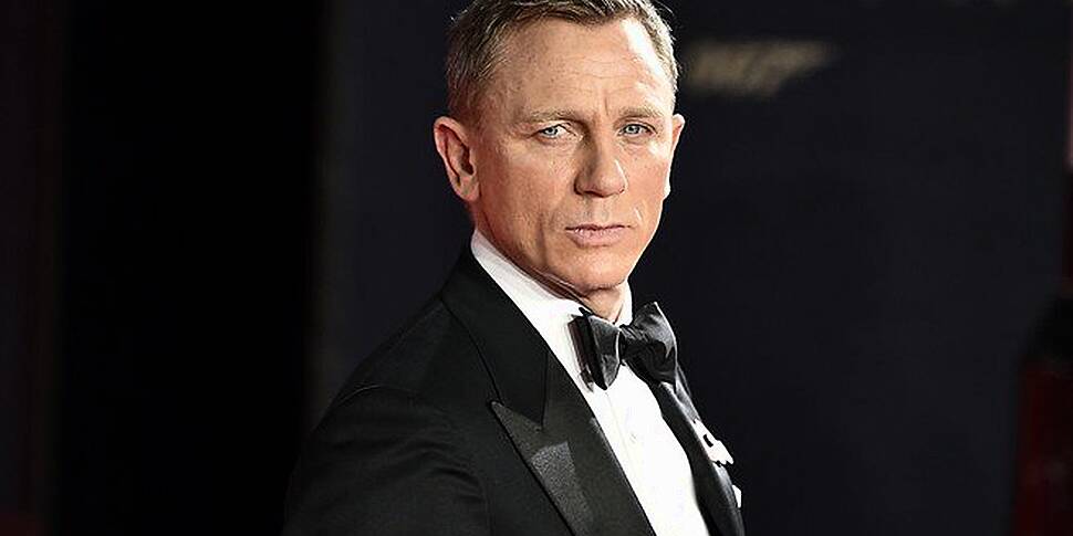 Daniel Craig Breaks His Bond W...