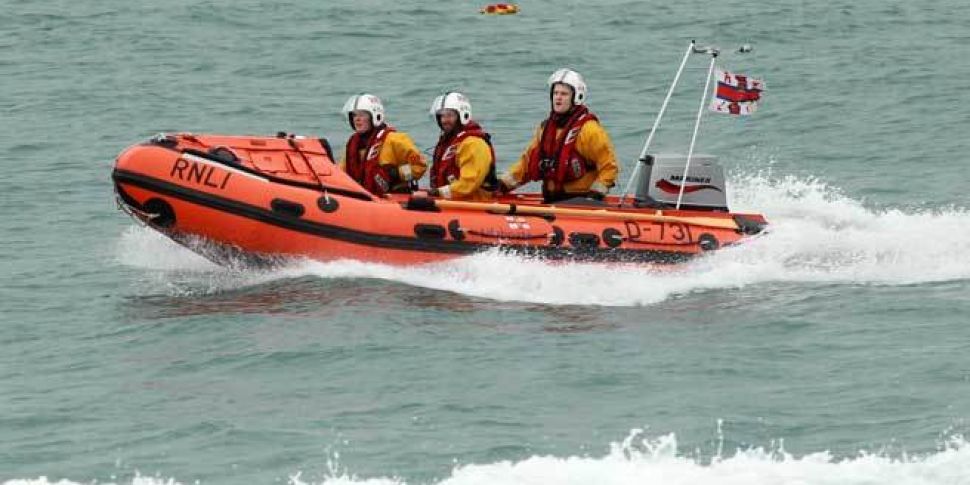 RNLI Rescue Tourists Off The C...