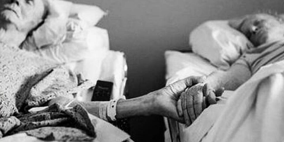 Couple married for 62 years di...