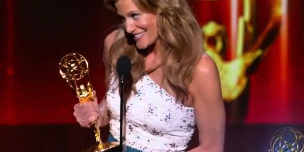 Anna Gunn wins Emmy for Breaki...