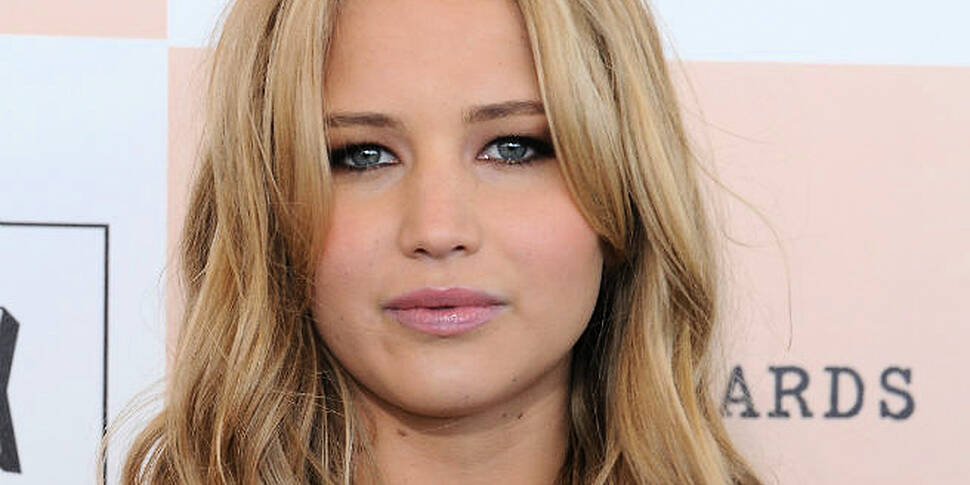 Jennifer Lawrence breaks her s...