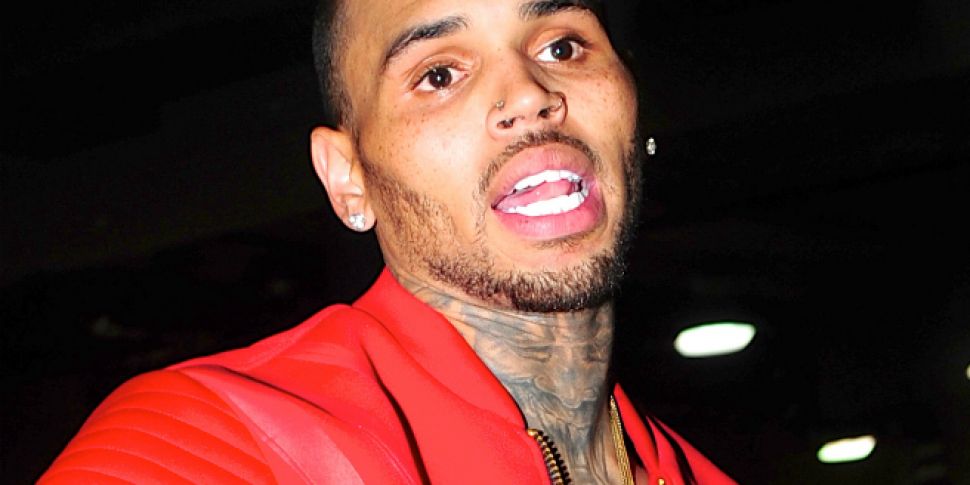 Chris Brown Denies Hitting Wom...