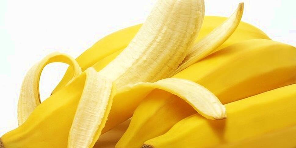 Eating Bananas With the Skin o...