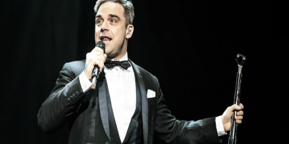 Robbie Williams Pays Tribute T...