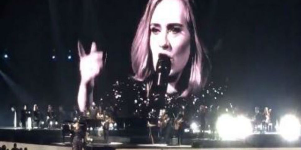 VIDEO: Fan Gives Adele Smirnof...