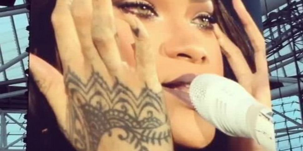 Rihanna Cries During Her Dubli...