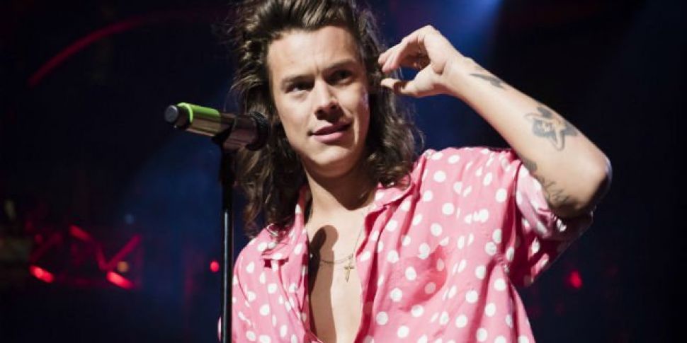 Harry Styles Signs Solo Record...