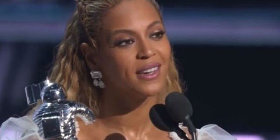 Watch Beyonce Perform At The V...