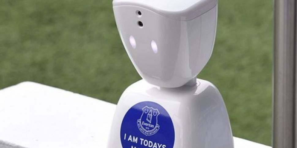 Everton use robot mascot to gi...