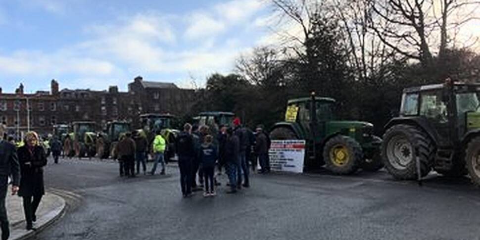 Farmers Return To Dublin Shutt...