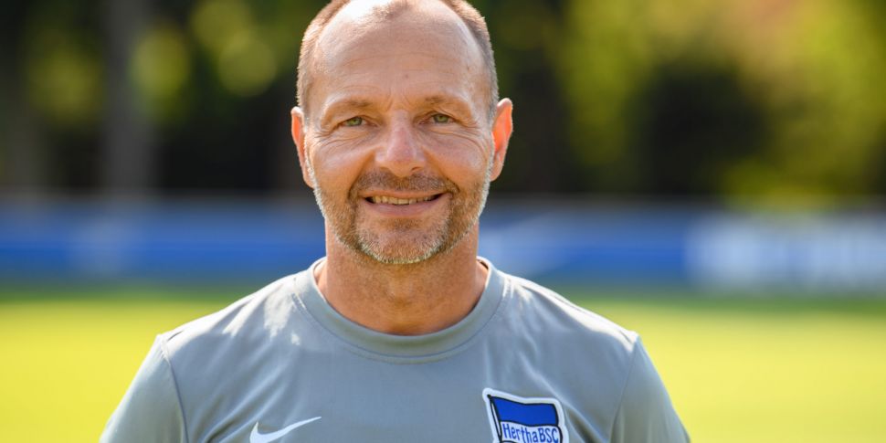 Hertha Berlin sack goalkeeping...