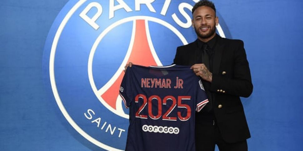 Neymar commits future to PSG u...