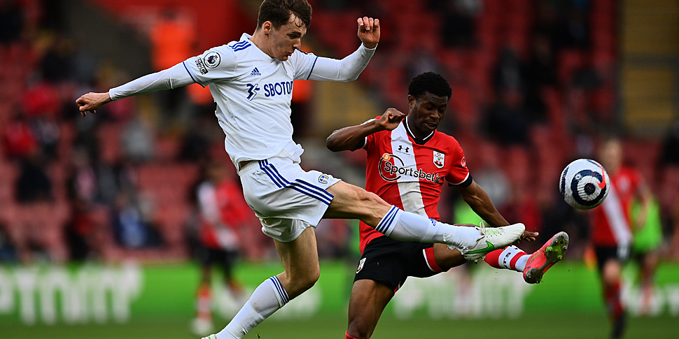 Leeds' Diego Llorente tests po...