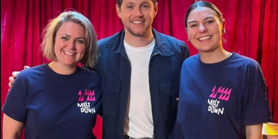 Niall Horan Surprises Fans Wit...