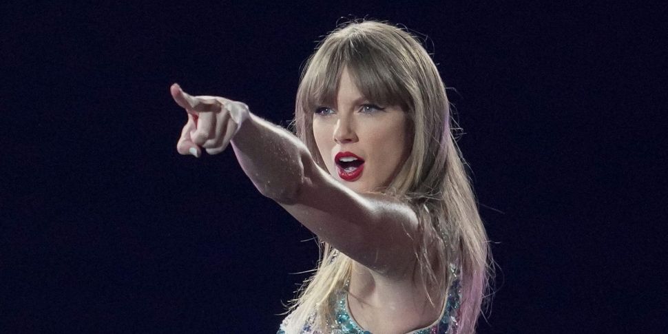 Taylor Swift Fans Call For Eve...