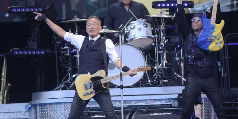 Bruce Springsteen Forced To Po...