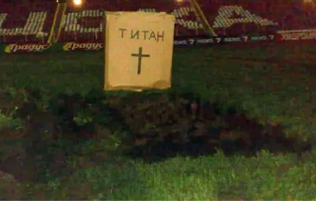 010513grave Picture: CSKA Sofia ultras dig a grave for their clubs owners in the middle of the pitch
