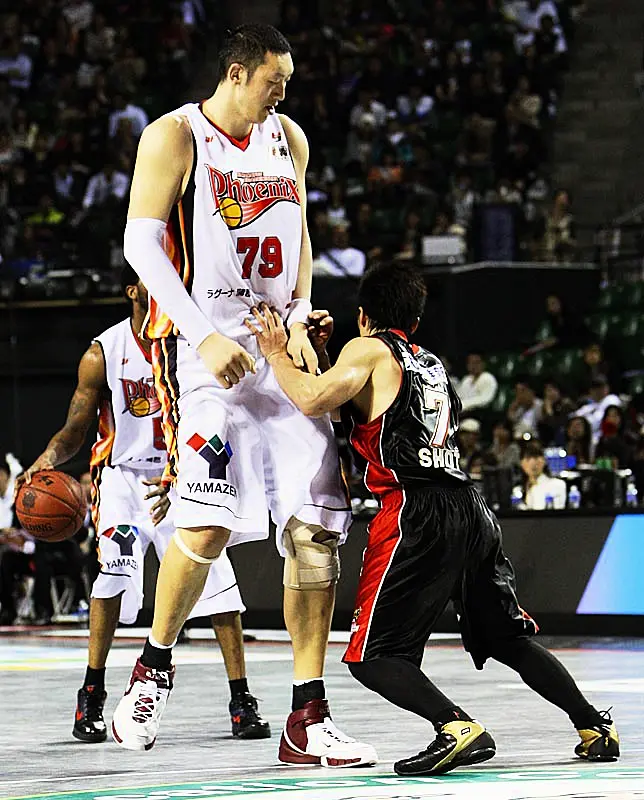 Dwayne 'The Rock' Johnson fica baixinho ao lado de jogador de basquete  chinês - Famosos - Extra Online