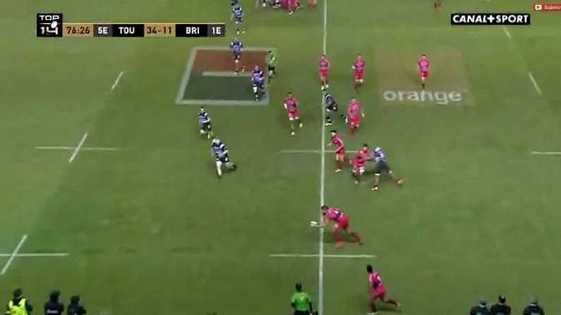 GIF: The Incredible Dexterity Of This 123kg French International Second Row