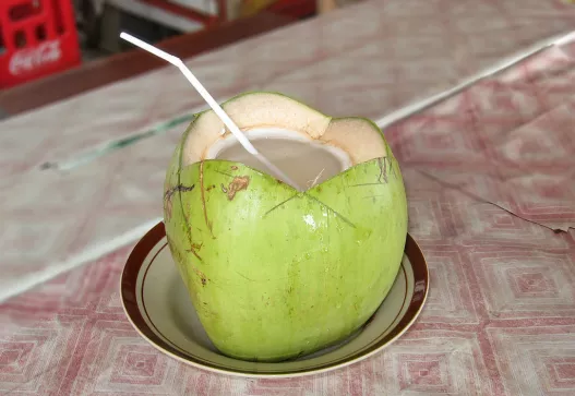 1024px-Coconut_Drink,_Pangandaran