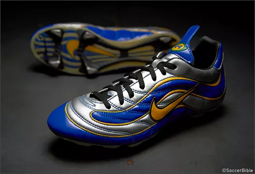 R9 football boots