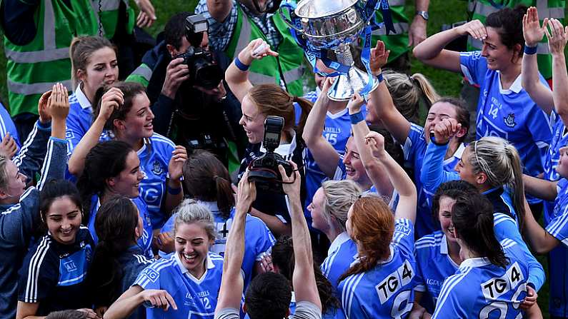 24 September 2017; Dublin's Lyndsey Davey and team-mates celebrate with the cup following the TG4 Ladies Football All-Ireland Senior Championship Final match between Dublin and Mayo at Croke Park in Dublin. Photo by Stephen McCarthy/Sportsfile