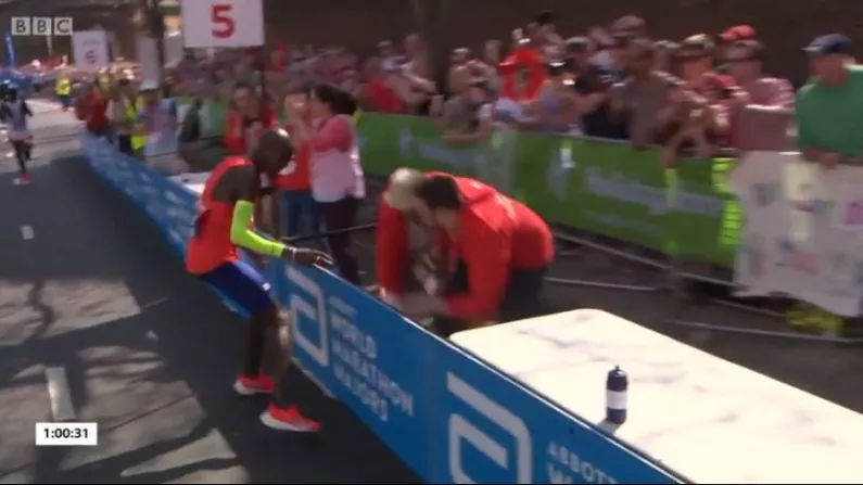 Mo Farah Had Some Comical Water Bottle Troubles During London Marathon