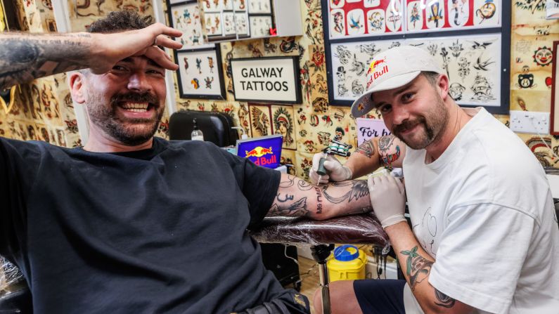 Jim Hamilton Finally Fulfills 'Big Mack' Tattoo Bet With Hansen