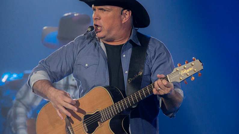 Garth Brooks To Play Concert On Facebook Tonight