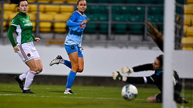 12 December 2020; Stephanie Roche of Peamount United watches as Cork City goalkeeper Maria O'Sullivan fails to stop her shot on target during the FAI Women's Senior Cup Final match between Cork City and Peamount United at Tallaght Stadium in Dublin. Photo by Eoin Noonan/Sportsfile