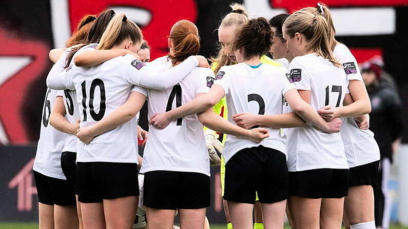 16 March 2024; Athlone Town players huddle before the SSE Airtricity Women's Premier Division match between Bohemians and Athlone Town at Dalymount Park in Dublin. Photo by Jussi Eskola/Sportsfile