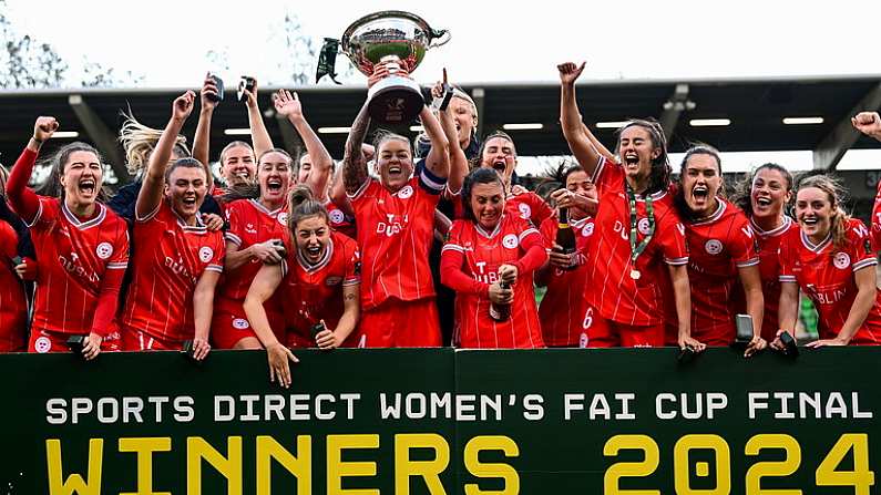 20 October 2024; Shelbourne captain Pearl Slattery and team-mates celebrate with the FAI Cup after the Sports Direct Women's FAI Cup Final between Athlone Town and Shelbourne at Tallaght Stadium in Dublin. Photo by Stephen McCarthy/Sportsfile