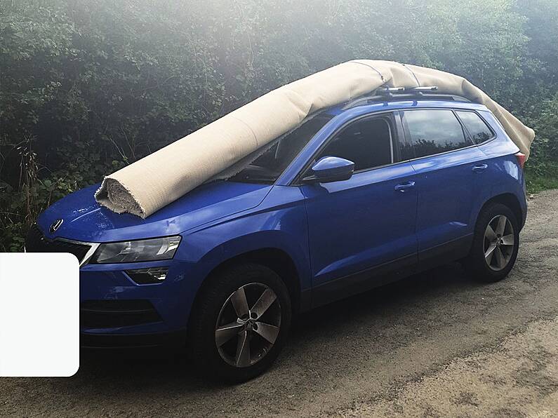 Police slam 'unbelievable' driver for carrying carpet on SUV's roof