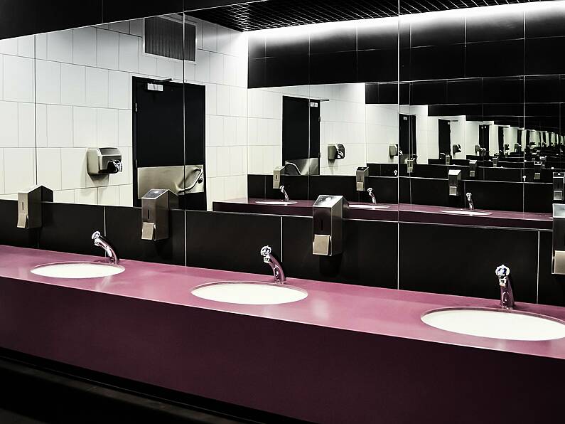 New study reveals that both men and women have made friends in a pub toilet