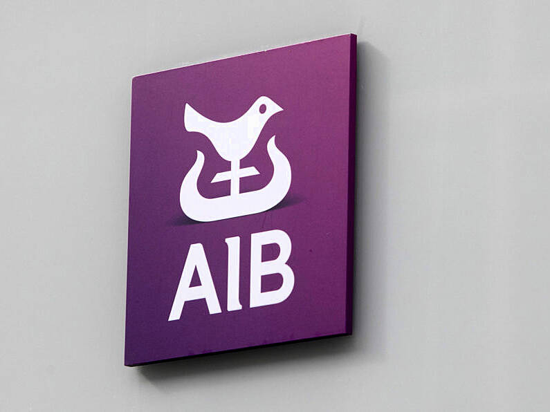 Government to meet with AIB over decision to go cashless