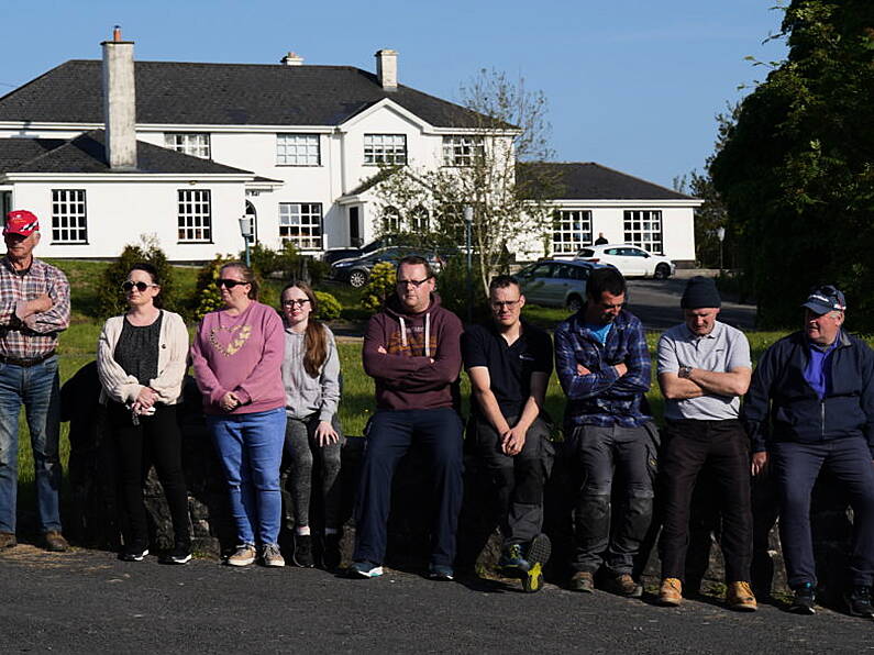 Protesters lift blockade at hotel housing asylum seekers in Co Clare