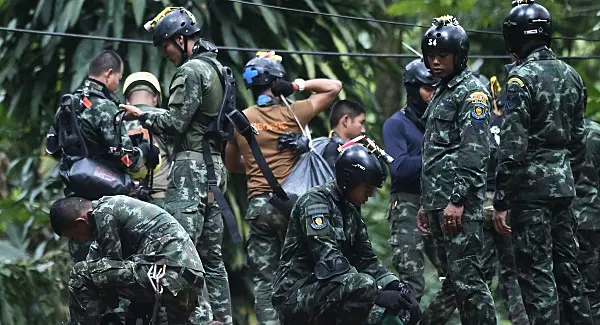 Thai rescuer in cave dies from lack of oxygen