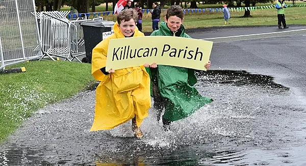 WATCH: Mass goer sings for the Pope as he makes his way to Phoenix Park