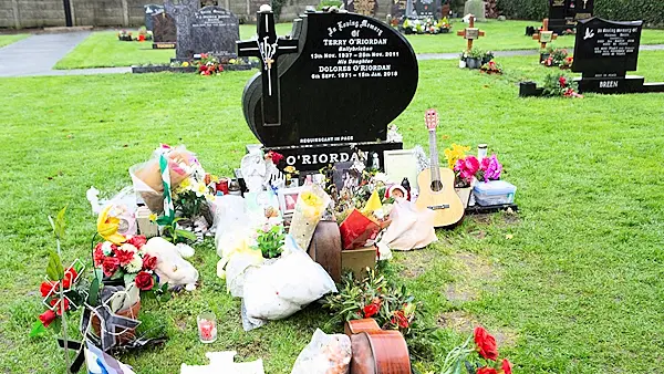 Fans make 'pilgrimage' to Dolores O’Riordan's graveside as first anniversary mass held