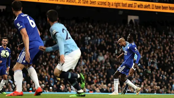 Vincent Kompany screamer sends Man City back to the top