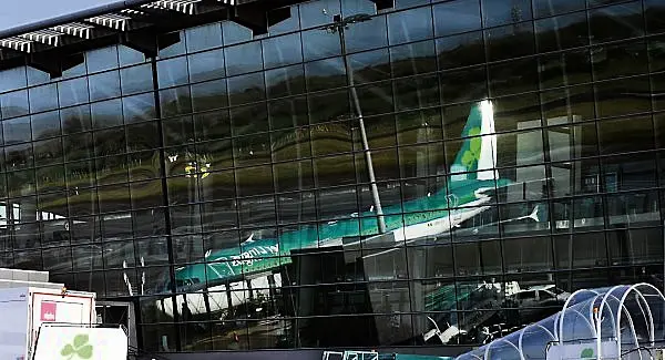 Passenger describes 'traumatic' flight to Cork during lightning strikes