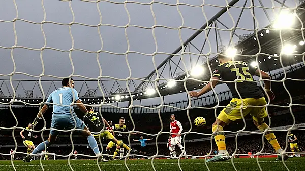 Arsenal steal point against Saints with late Lacazette strike