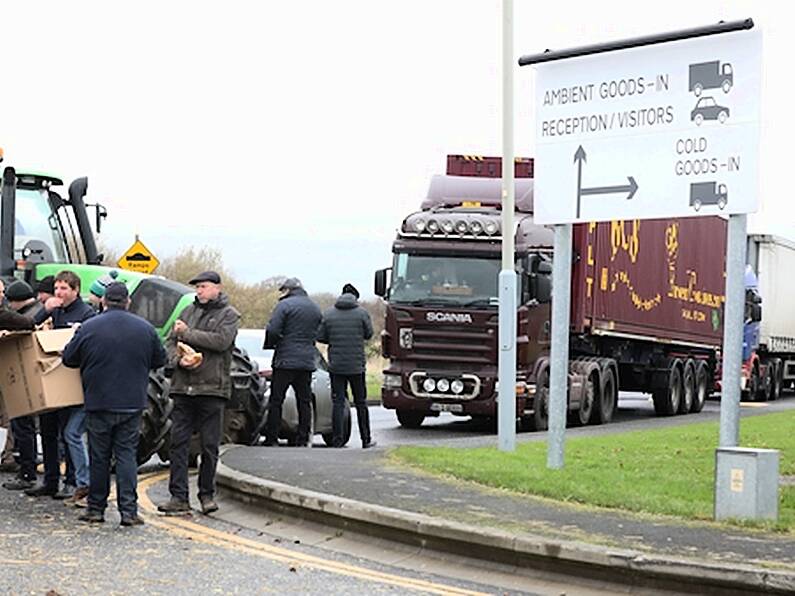 Farmers begin blockade at Lidl distribution centre in Cork