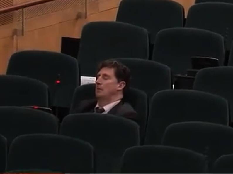 Éamon Ryan appears to fall asleep during a Dáil vote