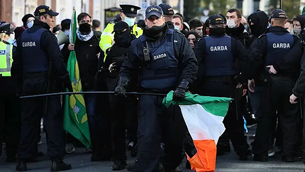 Photos: violent clashes between Dublin protest groups