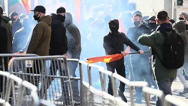 Photos: violent clashes between Dublin protest groups