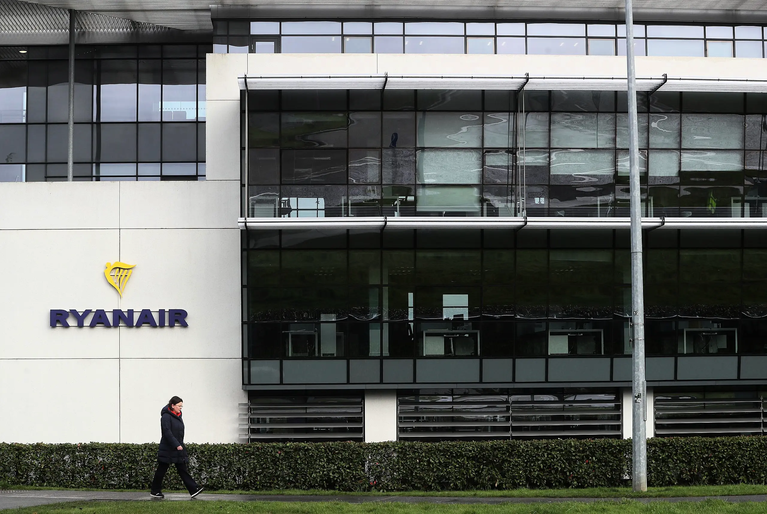 Staff at Ryanair raise concerns over handling of Covid outbreak at Dublin HQ