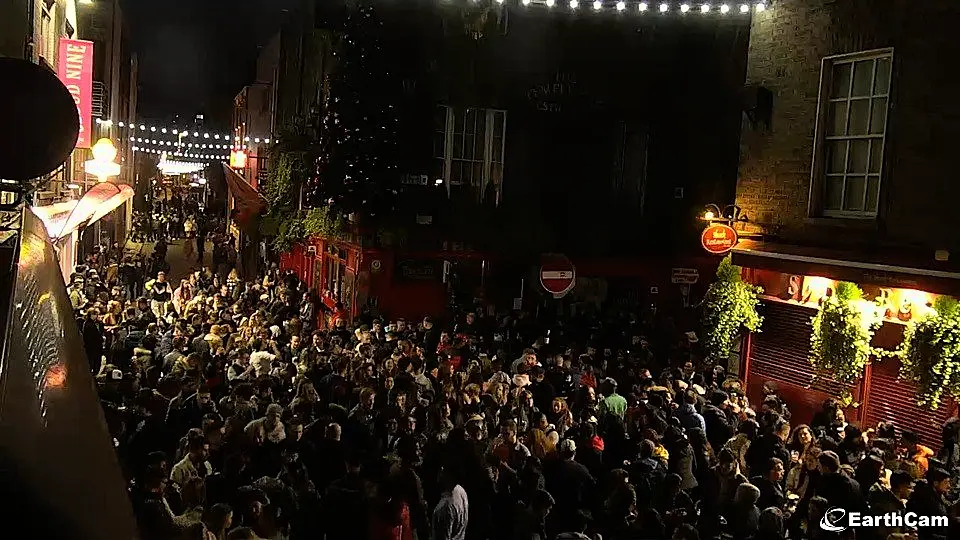 Gardaí make arrests after street gathering in Temple Bar