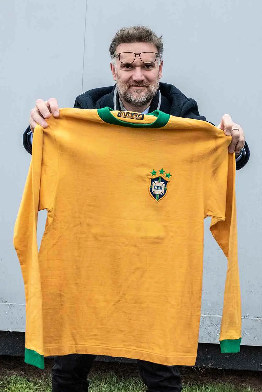 Charles Hanson, owner of Hansons Auctioneers, with the Pele shirt (Mark Laban Hansons/PA)